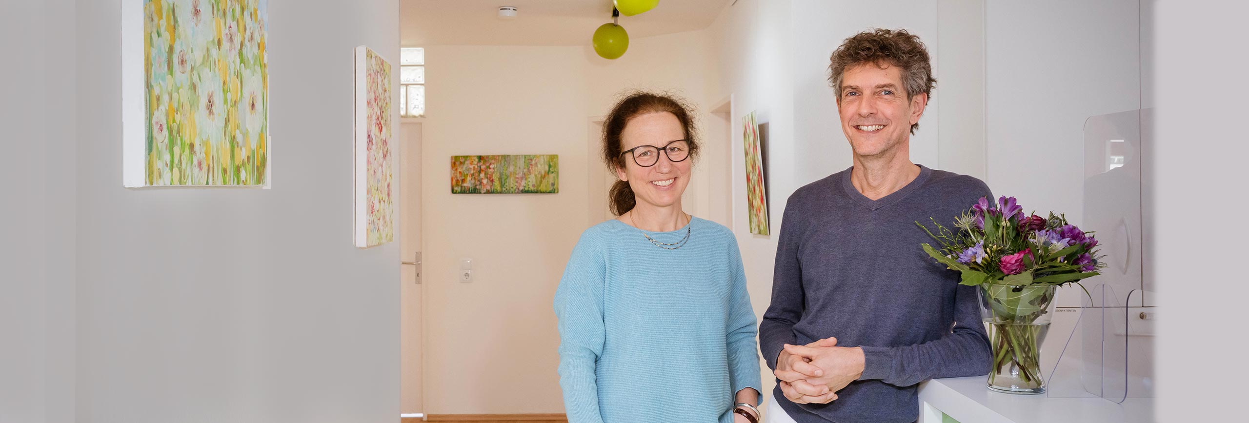 Hausärztin Dr. Mechtild Bulling und Hausarzt Dr. Tilman Reber, Ärzte der Hausarztpraxis Freiburg Wiehre, nehmen Sie freundlich in Empfang