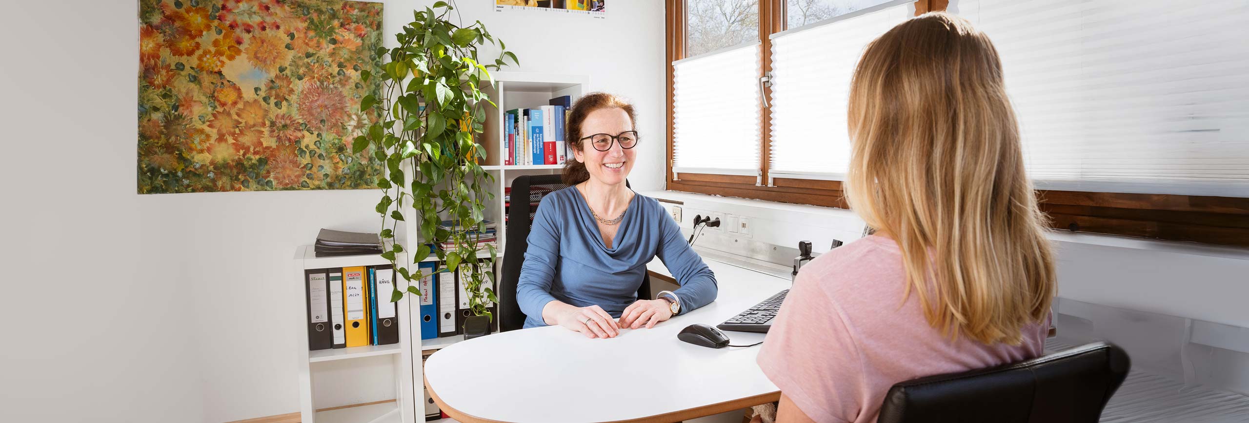 Hausärztin spricht mit Patientin über die hausärztlichen Leistungen der Hausaztpraxis in Freiburg Wiehre